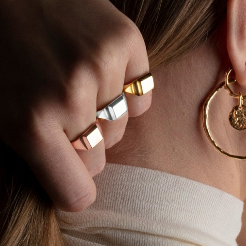 Monica Vinader signature signet ring